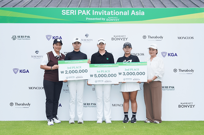 박세리가 미국에서 주최한 주니어 골프 대회 시상식에 참가했다. 박세리 희망재단 홈페이지