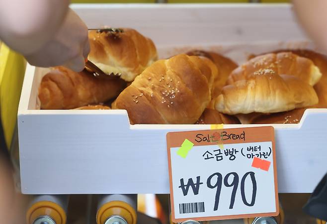 지난해 여름 유튜버 '슈카월드'가 서울 성수동에 연 베이커리 팝업 스토어. 빵플레이션(빵값 폭등) 속에 시중 빵 가격의 반의 반 가격인 '990원 소금빵' 등으로 원가 논란을 일으켰다. 이 빵집은 결국 다른 제빵업체들의 반발로 곧 폐업했다. /뉴시스