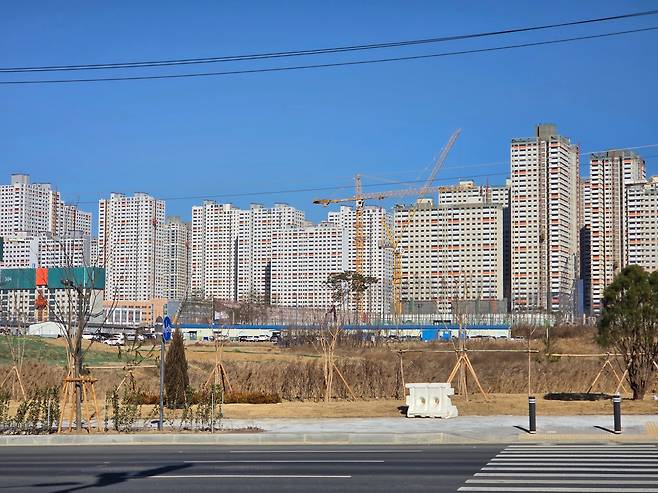 8일 경기 평택시 브레인시티 아파트 공사 현장. 삼성전자가 공사를 재개한 지난해 11월부터 분양 계약률이 80%까지 올라왔다./황규락 기자