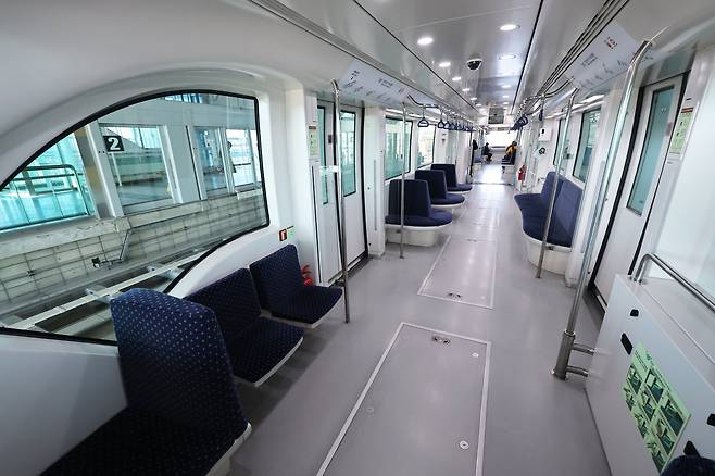 지난 7일 오전 인천국제공항 제1여객터미널역에서 출발한 자기부상열차에 승객이 없어 한산한 모습. 자기부상열차는 하루 평균 이용객이 1000명 정도다. /장경식 기자