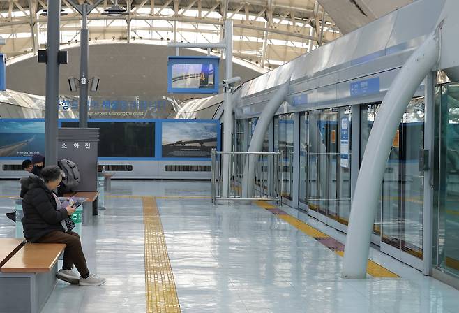 7일 인천국제공항 제1여객터미널 자기부상열차 플랫폼이 한산하다./장경식 기자