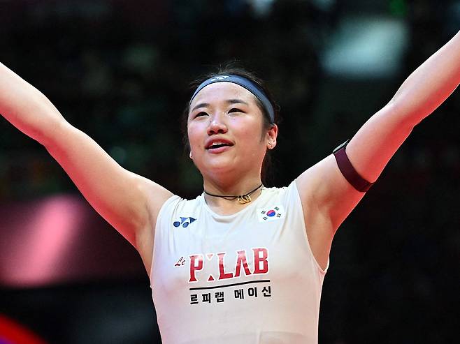 안세영이 지난달 중국 항저우에서 열린 BWF 월드 투어 파이널에서 우승한 후 기뻐하고 있다. /AFP 연합뉴스