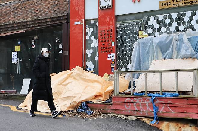 9일 오후 서울 서대문구 이화여대 앞 거리. 폐업한 가게 앞에 폐기물이 방치돼 있다. 신촌·이대 상권이 침체하면서 공실이 늘어나고 폐기물과 쓰레기도 쌓이고 있다./남강호 기자