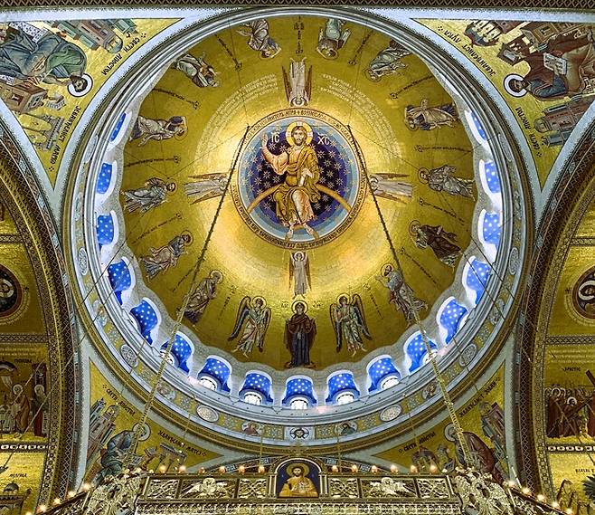 성 사바 성당 모자이크의 40% 이상은 금박으로 만들어져 화려함이 특징이다.