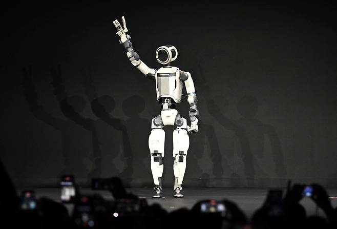 5일(현지시간) 미국 네바다주 라스베이거스 만달레이베이에서 열린 현대차그룹 프레스 컨퍼런스에서 차세대 전동식 아틀라스 시제품이 손인사하고 있다. 뉴스1