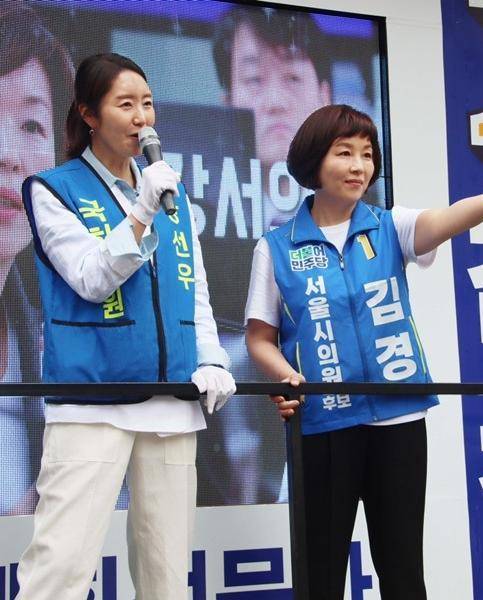 지방선거를 앞둔 2022년 5월 30일 서울 강서구에서 당시 더불어민주당 소속이던 강선우 무소속 의원(왼쪽)이 김경 서울시의원(오른쪽)의 유세 차량에 올라 발언하고 있다.
사진 출처 강선우 의원 블로그