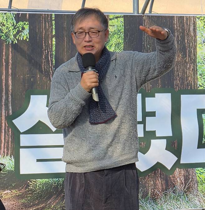 고장면 대전 국립한밭대 교수가 1월 7일 경기도 남양주시 퇴계원로175번길, 헤브론교회 앞 ‘맨발 걷기 아미사 힐링하우스’에서 맨발 걷기 효과에 대해 설명하고 있다. 맨발걷기국민운동본부 제공