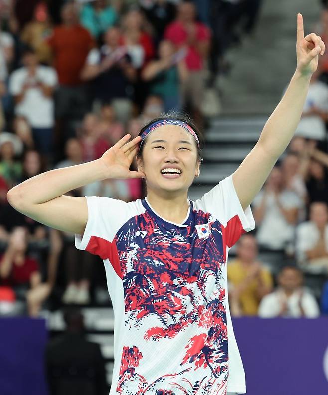 대한민국 배드민턴 대표팀 안세영 선수가 3일(한국시간) 프랑스 파리 라 샤펠 아레나에서 열린 2024 파리올림픽 배드민턴 여자 단식 준준결승 일본 아카네 야마구치 선수와의 경기를 승리한 후 기뻐하고 있다. 2024.8.3/뉴스1 ⓒ News1 이동해 기자 /사진=뉴스1