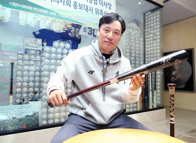 9일 대구 중구 동성로 올포스킨피부과의원에서 (재)이승엽야구장학재단 이승엽 이사장이 대구시의사회 홍보대사 위촉 기념 사인을 한 야구배트를 들어 보이고 있다. 이날 대구시의사회 홍보대사로 위촉된 이승엽 이사장은 대구시민의 건강증진과 사회공헌 등 다양한 활동에 참여하게 된다.뉴스1