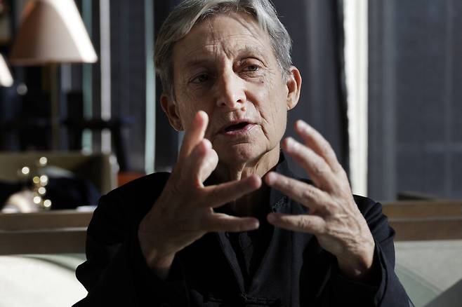 주디스 버틀러 UC버클리대학 교수는 “나는 상대적으로 특권을 누리는 사람”이라고 말했다. 그는 “여전히 ‘평화를 위한 유대인 목소리’에서 활동하며, 학문의 자유를 수호하려 한다”고 덧붙였다. 김명진 기자 littleprince@hani.co.kr