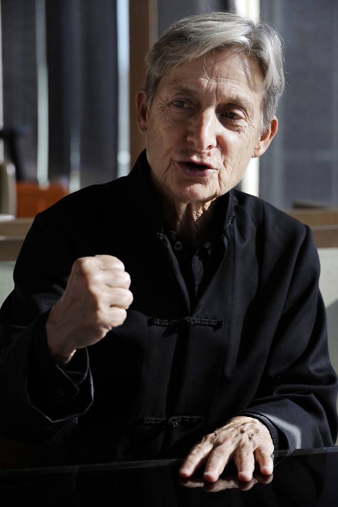 주디스 버틀러 UC버클리대학 교수는 “미국에서는 괴롭힘으로부터 보호하기 위해 제정된 법률들이 이제 인종적·성적 소수자들을 상대로 악용되고 있다”고 말했다. 김명진 기자 littleprince@hani.co.kr