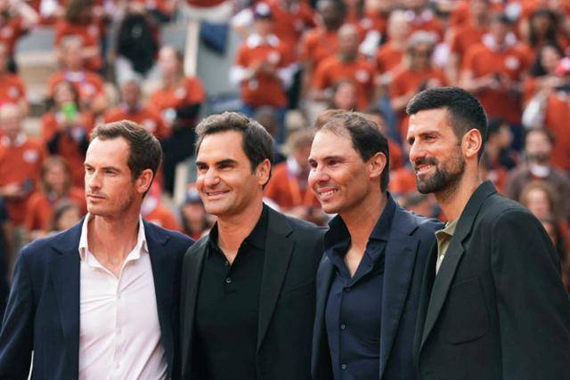 지난해 5월 25일 프랑스 파리 롤랑가로스의 메인코트 필리프-샤트리에에서 열린 라파엘 나달의 은퇴식에 모인 세기의 라이벌들. 왼쪽부터 앤디 머리, 로저 페더러, 나달, 노바크 조코비치. 파리=AFP 연합뉴스