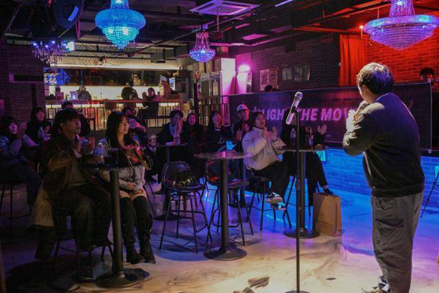 25일 서울 마포구 홍대 거리의 한 지하 공연장에서 스탠드업 코미디언 김민섭(맨 오른쪽)씨가 본인이 기획한 스탠드업 코미디 공연에서 농담을 하고 있다. 최주연 기자