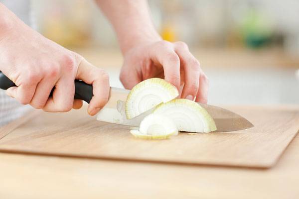 양파를 손질하기 전에 15분 동안 냉동실에 넣어두면 눈물을 유발하는 물질의 휘발성이 감소한다. / 사진=클립아트코리아