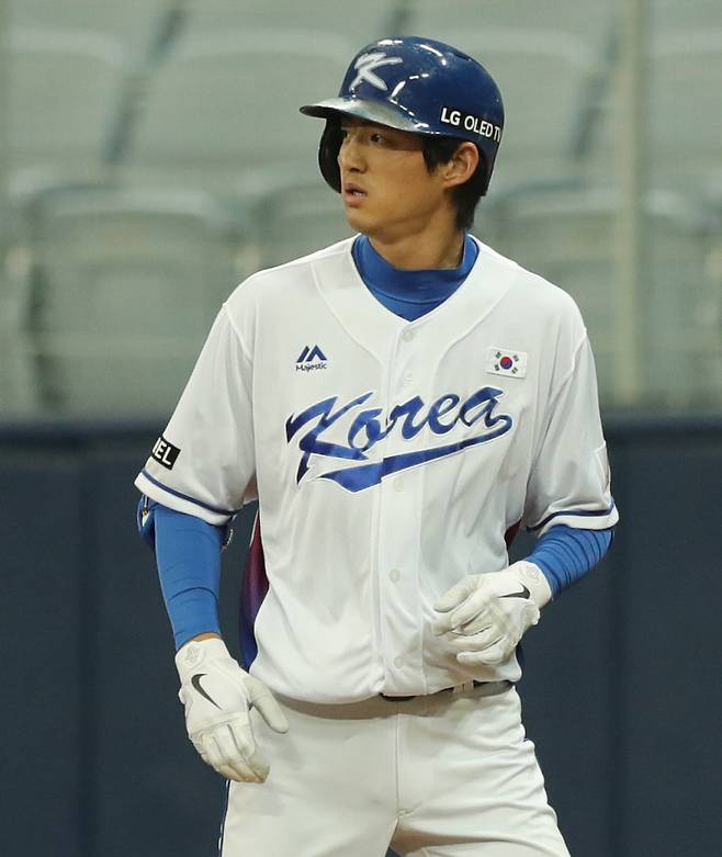 아시아 프로야구 챔피언십 2017(APBC 2017) 대표팀과 넥센 히어로즈 연습경기가 8일 서울 구로구 경인로 고척스카이돔에서 진행됐다. 구자욱이 1회말 1사 3루에서 1타점 적시타를 날린 후 1루에 안착하고 있다.