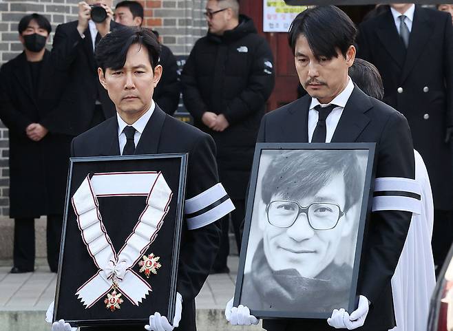 배우 정우성과 이정재 씨가 지난 9일 장례미사 직후 故 안성기 씨의 영정과 금관문화훈장을 들고 있습니다.