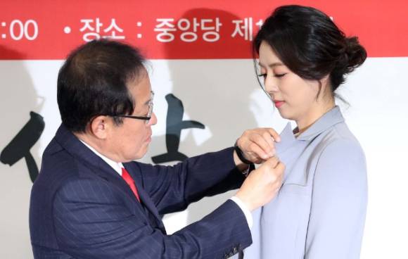 2018년 당시 홍준표 자유한국당 대표가 서울 여의도 당사에서 열린 영입인사 환영식에서 배현진 전 MBC 아나운서에게 태극기 뱃지를 달아주고 있다.[사진=연합뉴스]