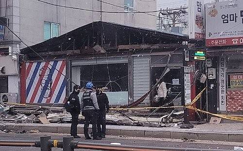 경기 전역에 강풍주의보가 내려진 10일 의정부에서 강한 바람에 떨어진 간판에 깔린 행인이 숨지는 사고가 발생했다. 경찰과 소방 당국에 따르면 이날 오후 2시 21분께 경기 의정부시 호원동에서 가로 15m, 세로 2m 정도 크기의 간판이 떨어졌다. 2026.1.10 [독자 제공] [사진=연합뉴스]