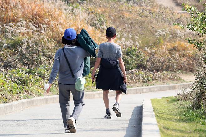 지난해 11월 쌀쌀한 날씨에도 대구 달성습지를 찾은 시민들이 가벼운 옷차림으로 산책하고 있다. 뉴스1