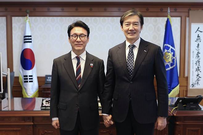 김민석 국무총리(왼쪽)와 조국 조국혁신당 대표가 지난 5일 정부서울청사에서 가진 비공개 면담에 앞서 기념 촬영을 하고 있다. 사진 국무총리실