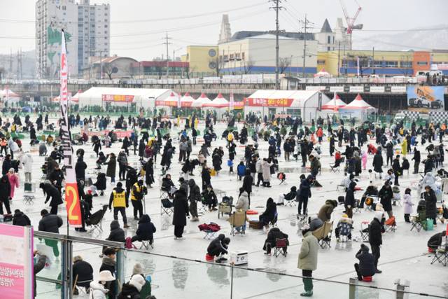 ▲ 2026 얼음나라 화천산천어축제가 10일 화천읍과 화천천 일대에서 개막해 오는 2월 1일까지 23일간의 일정에 들어갔다. 사진은 얼음낚시터 모습.
