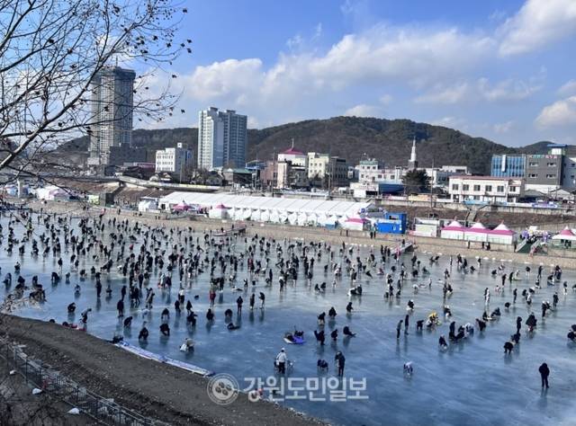 ▲ 제14회 홍천강 꽁꽁축제가 진행되고 있는 홍천강변일원의 모습. 박지윤 기자