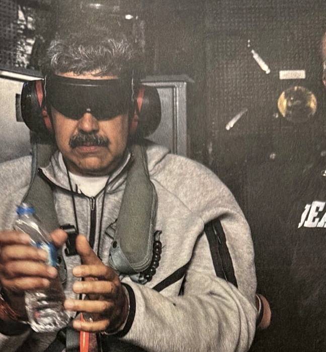 백악관은 3일(현지시간) 미군에 의해 생포돼 강습상륙함 이오지마호에 태워진 니콜라스 마두로 베네수엘라 대통령의 모습을 공개했다. 운동복 차림으로 두 눈을 안대로 가린 채 양손에 수갑을 차고 있다. EPA연합뉴스