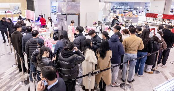9일 부산 롯데백화점 부산본점 두바이쫀득쿠키 팝업스토어 앞에 ‘오픈런’ 인파가 몰렸다.  이원준 기자 windstorm@