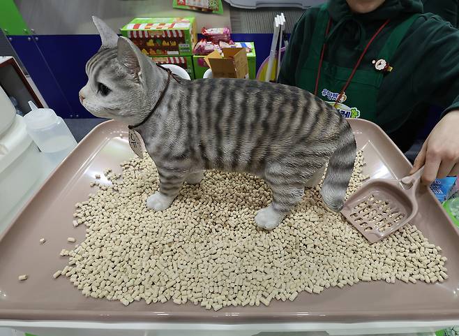 A vendor showcases a cat litter box at a pet trade show at Setec in Gangnam District, southern Seoul, on Dec. 5, 2025. [YONHAP]