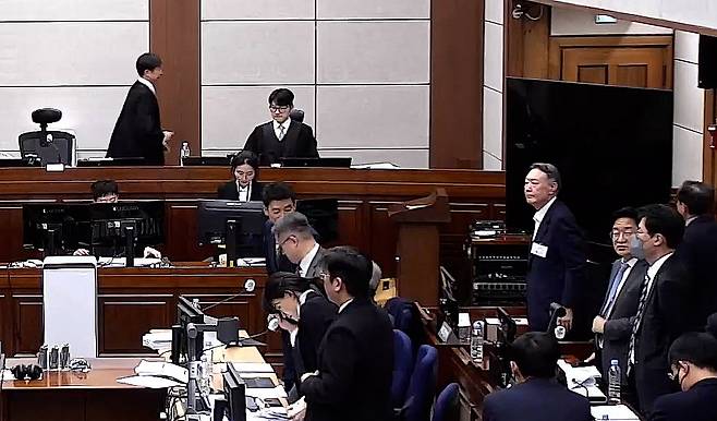 Former President Yoon Suk Yeol stands after his trial on charges of leading an insurrection is adjourned at the Seoul Central District Court in southern Seoul on Jan. 9. [NEWS1]