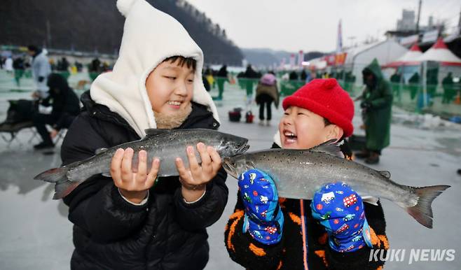 10일 오후 강원 화천군 화천천 일대에서 열리는 화천산천어축제를 찾은 어린이들이 얼음낚시를 즐기고 있다.