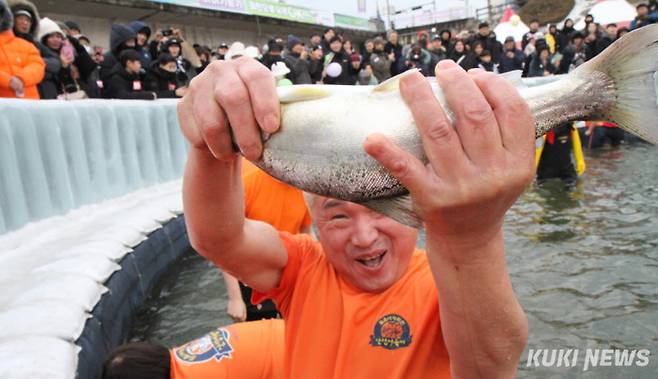 10일 오후 강원 화천군 화천천 일대에서 열리는 화천산천어축제를 찾은 관광객들이 산천어맨손잡기를 체험하며 즐거운 시간을 보내고 있다.