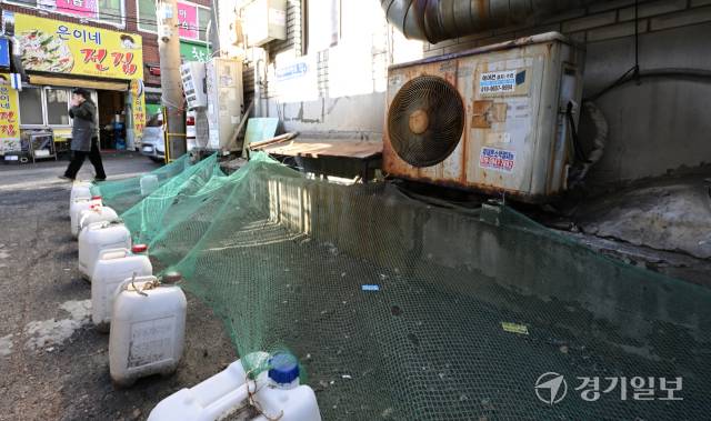 9일 인천 부평구 십정동 동암역 도심 공공주택 복합사업 대상지역 일대가 사업 지연으로 노후화 하는 등 공동화 현상이 벌어지고 있다. 조병석기자