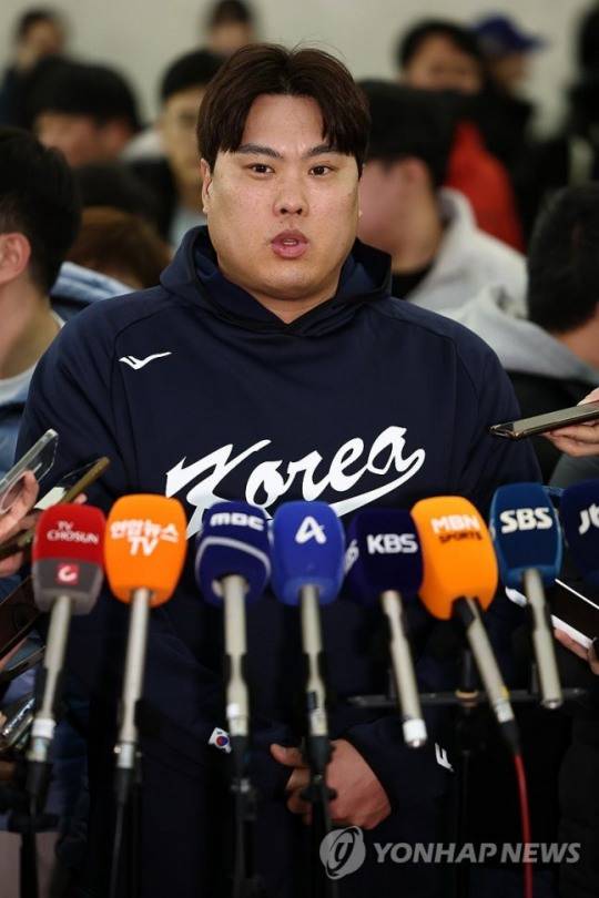 인터뷰하는 류현진