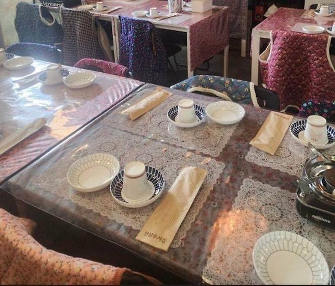 ‘할매카세’ 식당을 운영하고 있는 한 점주가 손님들이 ‘할매조끼’를 무단으로 가져간다며 어려움을 호소했다. [커뮤니티 ‘아프니까 사장이다’ 캡처]