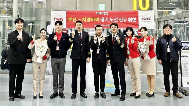 지난 8일 김해국제공항에서 열린 취항식에서 김한길 티웨이항공 부산지점장(가운데)과 티웨이항공 임직원 및 관계자가 기념 촬영하고 있다. /사진=티웨이 항공 제공
