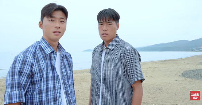 ‘포항항TV’에 올라온 이동협(사진 왼쪽), 홍윤상 출연 뮤직비디오. <홍윤상 X 이동협 -Sea of Love 2025 [Remastered]>. 사진=포항 스틸러스 유튜브 채널 [포항항TV]