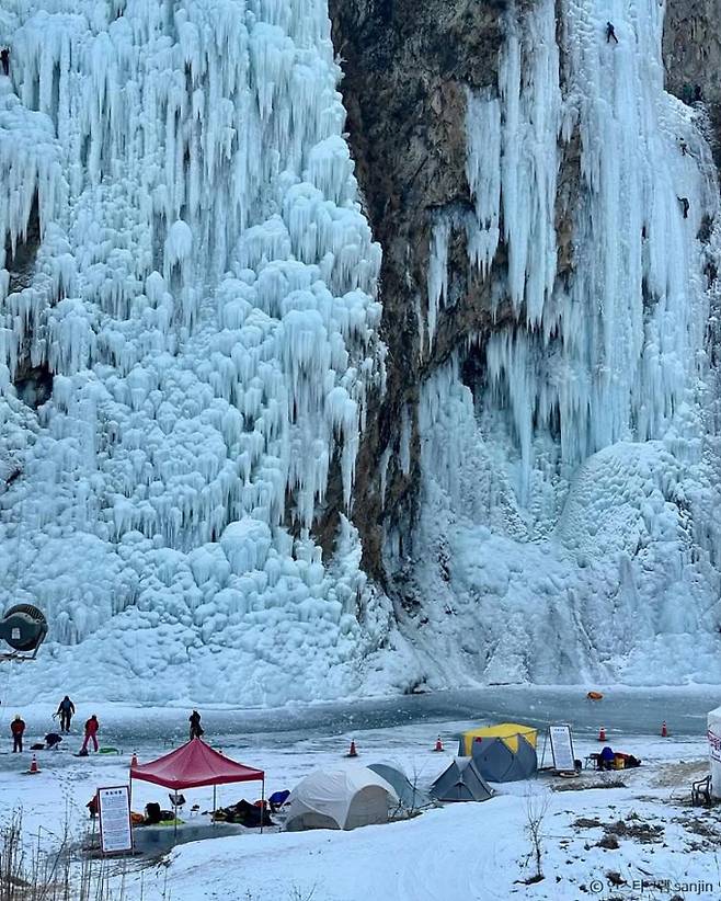 스톤크릭에서는 정원 너머로 병풍처럼 펼쳐진 거대한 빙벽을 감상할 수 있다. /사진=한국관광공사