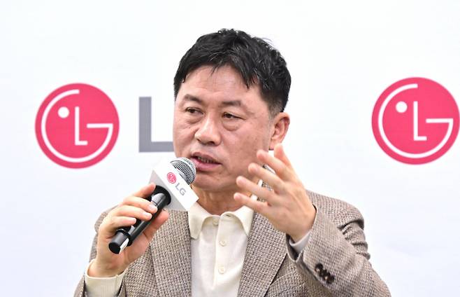 류재철 LG전자 CEO가 7일(현지시각) 미국 라스베이거스에서 열린 기자 간담회에서 사업 전략을 소개하고 있다./사진=LG전자
