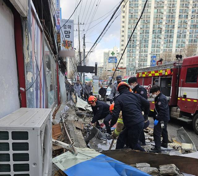 경기 전역에 강풍주의보가 내려진 10일 의정부에서 강한 바람에 떨어진 간판에 깔린 행인이 숨지는 사고가 발생했다.  독자제공 연합뉴스