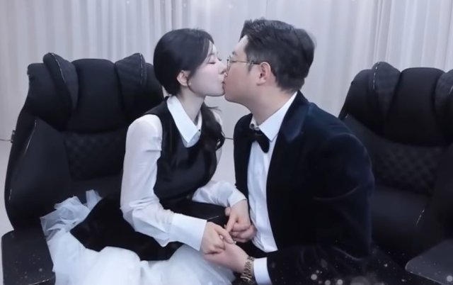 인기 유튜버 감스트와 기래민이 공개 열애를 발표했다./감스트 유튜브