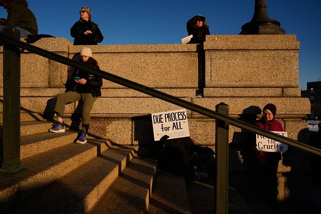 9일(현지시간) 미국 미네소타주 세인트폴의 미네소타 주 의사당에서 주 초 미니애폴리스에서 ICE 경찰관이 쏜 총에 맞아 사망한 르네 굿을 기리는 집회에 사람들이 모여 있다[. AP]