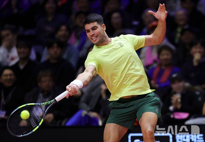 [인천=뉴시스] 홍효식 기자 = 카를로스 알카라스가 9일 오후 인천 중구 인스파이어 아레나에서 열린 '현대카드 슈퍼매치 14'에서 얀니크 신네르와 경기하고 있다. 2026.01.09. yesphoto@newsis.com