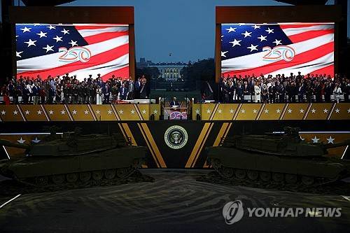 지난해 트럼프 미국 대통령 생일날 워싱턴서 열린 미 육군 열병식 [워싱턴DC 로이터=연합뉴스]