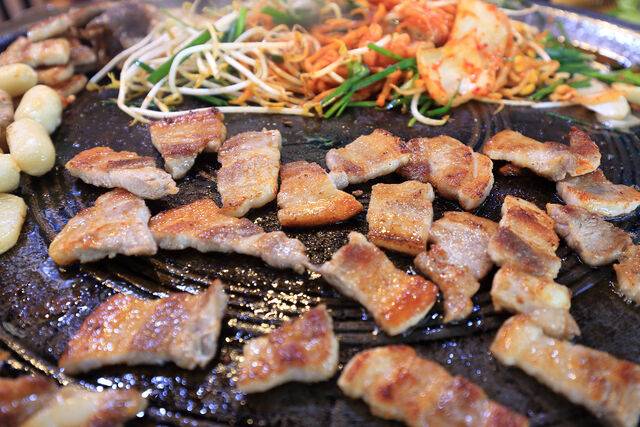 삼겹살을 굽는 동안 나오는 기름을 닦아내면 열량 부담이 줄어든다. 클립아트코리아