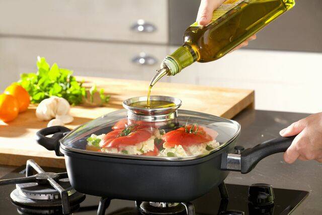 기름은 조리 마지막에 소량만 더해 풍미를 더하는 것이 좋다. 클립아트코리아