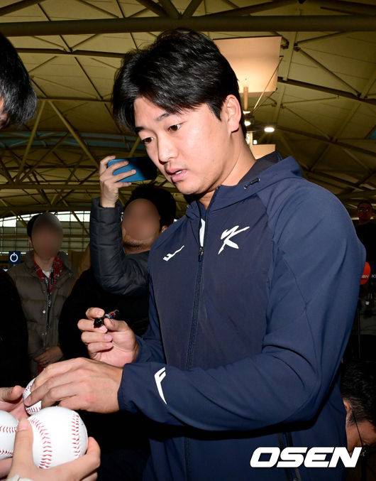 [OSEN=인천공항, 최규한 기자] 류지현 감독이 이끄는 한국 야구대표팀이 오는 3월 열리는 WBC를 준비하기 위해 9일 오전 인천공항을 통해 미국령 사이판으로 출국했다.류지현호는 9일부터 21일까지 사이판에서 1차 전지훈련 담금질에 나선다.대표팀 고우석이 팬들의 사인 요청에 응하고 있다. 2026.01.09 / dreamer@osen.co.kr