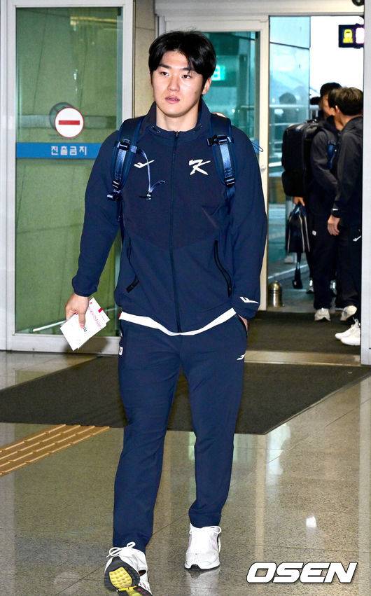 [OSEN=인천공항, 최규한 기자] 류지현 감독이 이끄는 한국 야구대표팀이 오는 3월 열리는 WBC를 준비하기 위해 9일 오전 인천공항을 통해 미국령 사이판으로 출국했다.류지현호는 9일부터 21일까지 사이판에서 1차 전지훈련 담금질에 나선다.대표팀 김도영이 출국장에 들어서고 있다. 2026.01.09 / dreamer@osen.co.kr
