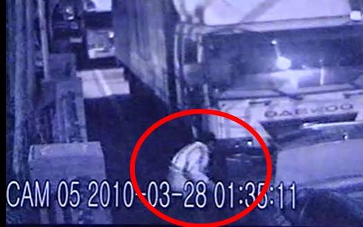 연쇄살인범 안남기(빨간 원)가 택시 트렁크에서 세 번째 피해자 송 모 씨의 시신을 꺼내 옮기는 모습이 찍힌 CCTV 사진-MBC 캡처