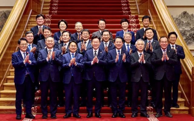 지난 9일 청와대에서 열린 이재명 대통령 주재 오찬 간담회에서 광주·전남 행정통합에 대한 중앙정부의 지원의지를 확인하고 강기정 광주광역시장, 김영록 전남도지사, 양 지역 국회의원들이 기념촬영을 하고 있다. 사진 제공=광주광역시